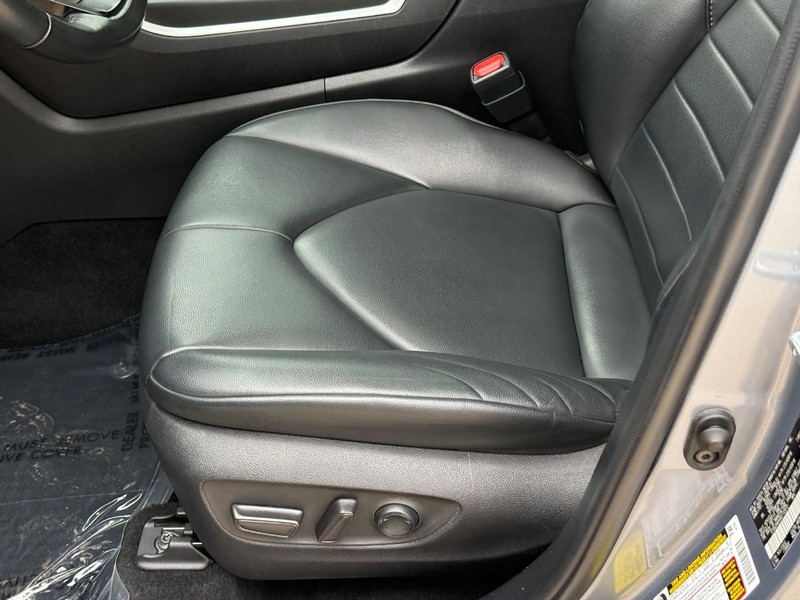 Toyota Highlander Vehicle Full-screen Gallery Image 19