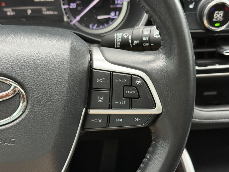 Toyota Highlander Vehicle Full-screen Gallery Image 22