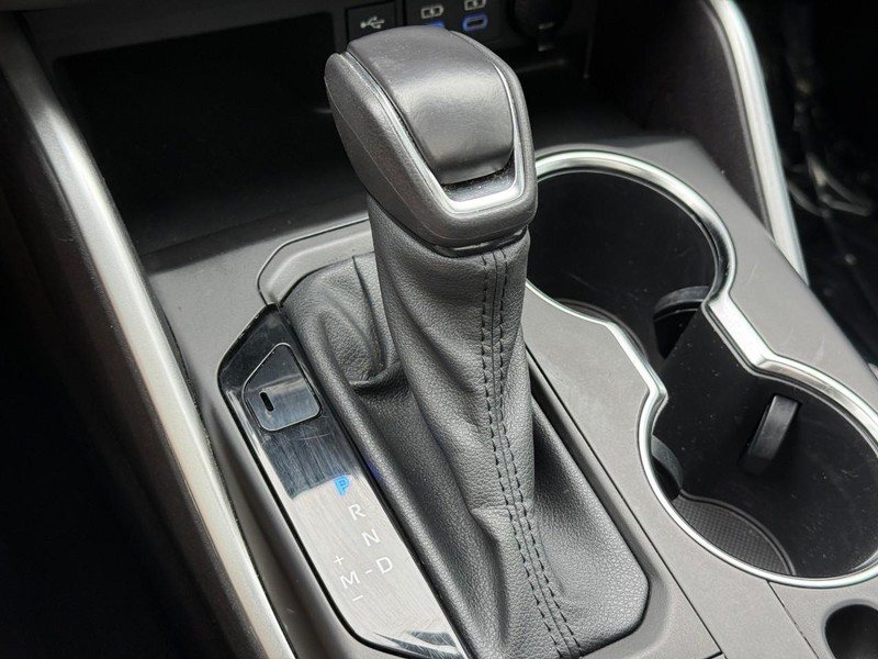 Toyota Highlander Vehicle Full-screen Gallery Image 24