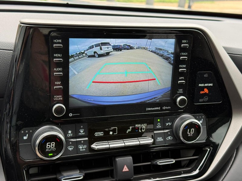 Toyota Highlander Vehicle Full-screen Gallery Image 26