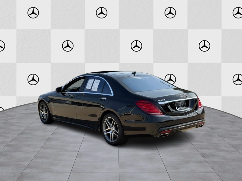Mercedes-Benz S-Class Vehicle Full-screen Gallery Image 4