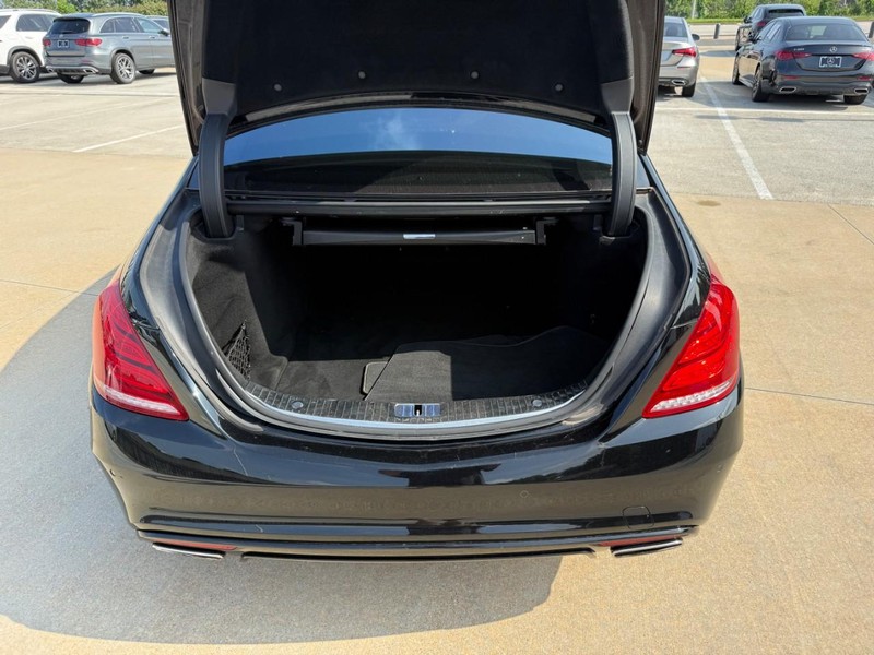 Mercedes-Benz S-Class Vehicle Full-screen Gallery Image 8