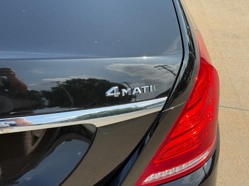 Mercedes-Benz S-Class Vehicle Full-screen Gallery Image 11