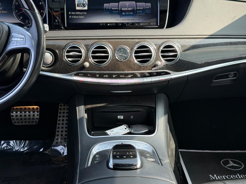 Mercedes-Benz S-Class Vehicle Full-screen Gallery Image 15
