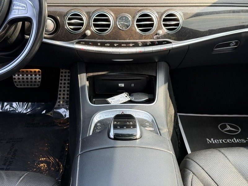 Mercedes-Benz S-Class Vehicle Full-screen Gallery Image 16