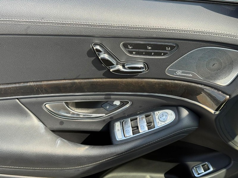 Mercedes-Benz S-Class Vehicle Full-screen Gallery Image 17