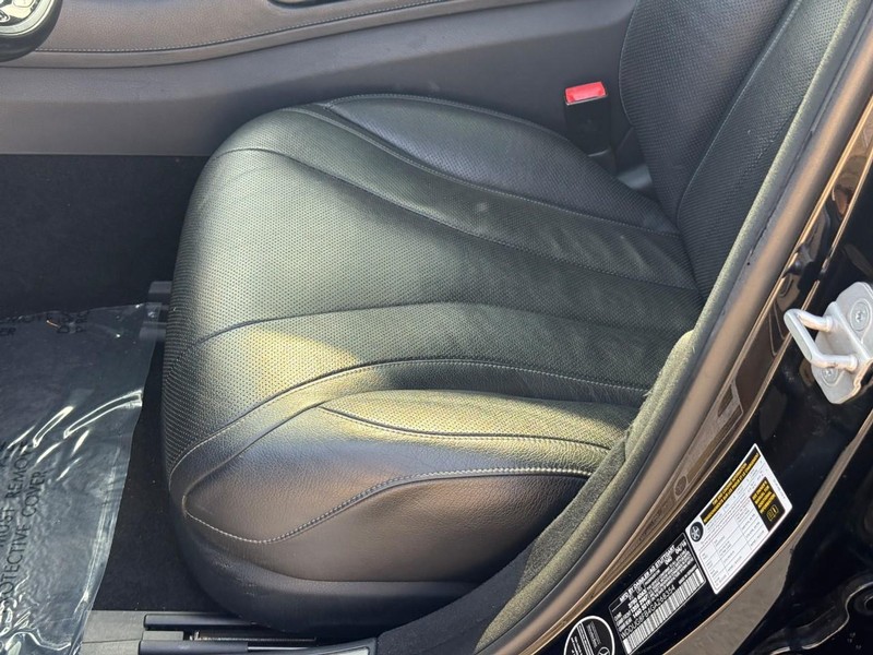 Mercedes-Benz S-Class Vehicle Full-screen Gallery Image 19