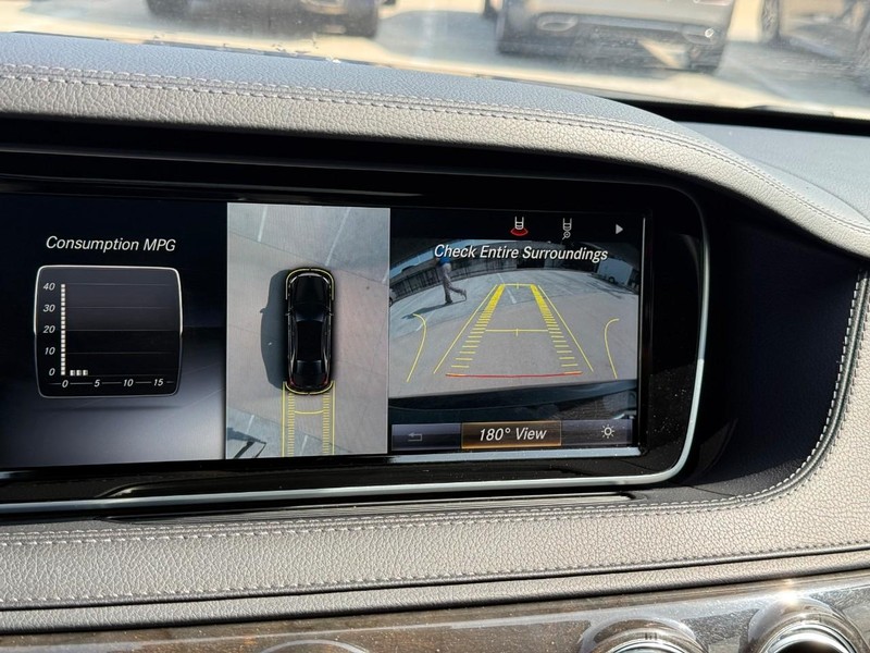 Mercedes-Benz S-Class Vehicle Full-screen Gallery Image 22