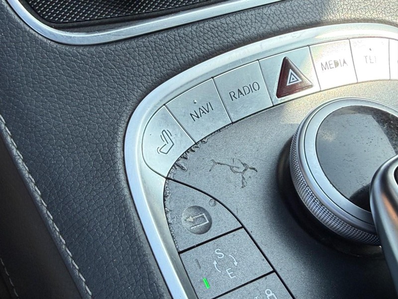 Mercedes-Benz S-Class Vehicle Full-screen Gallery Image 23