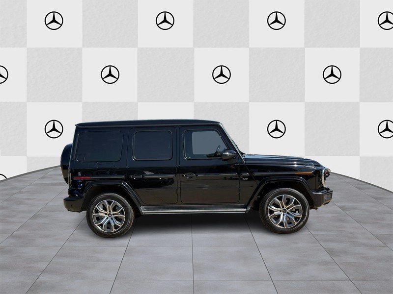 Mercedes-Benz G-Class Vehicle Full-screen Gallery Image 2