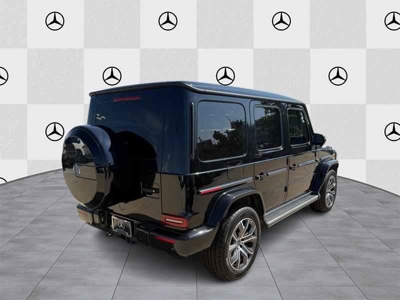 Mercedes-Benz G-Class Vehicle Full-screen Gallery Image 3