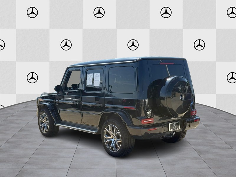 Mercedes-Benz G-Class Vehicle Full-screen Gallery Image 4