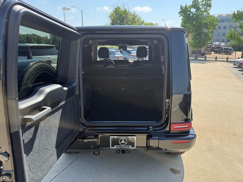 Mercedes-Benz G-Class Vehicle Full-screen Gallery Image 8
