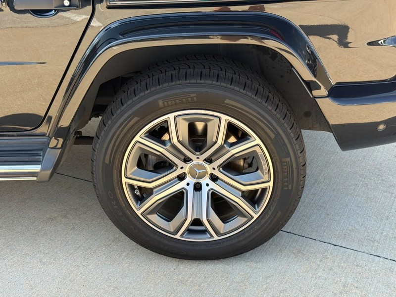 Mercedes-Benz G-Class Vehicle Full-screen Gallery Image 9