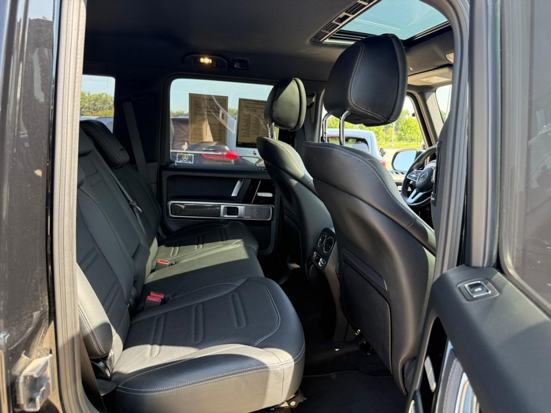 Mercedes-Benz G-Class Vehicle Full-screen Gallery Image 11
