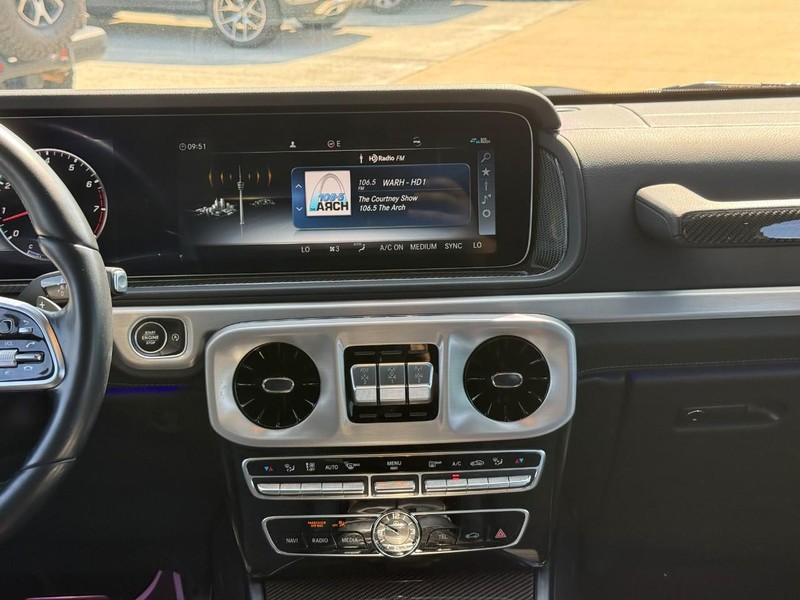 Mercedes-Benz G-Class Vehicle Full-screen Gallery Image 14