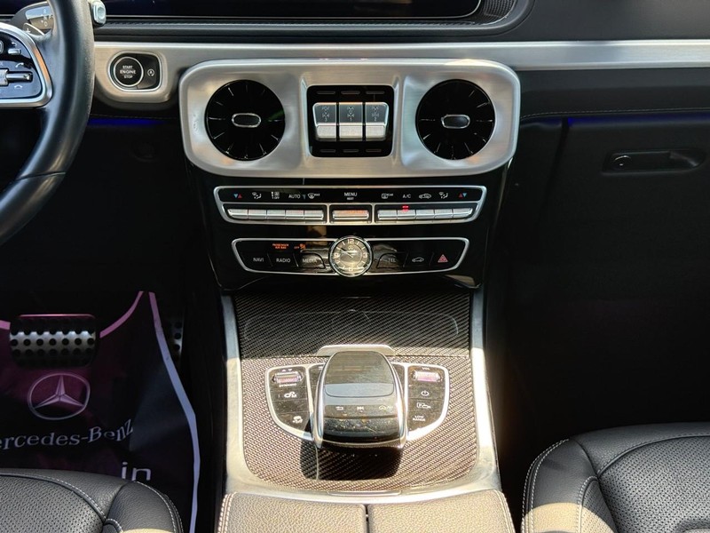 Mercedes-Benz G-Class Vehicle Full-screen Gallery Image 15