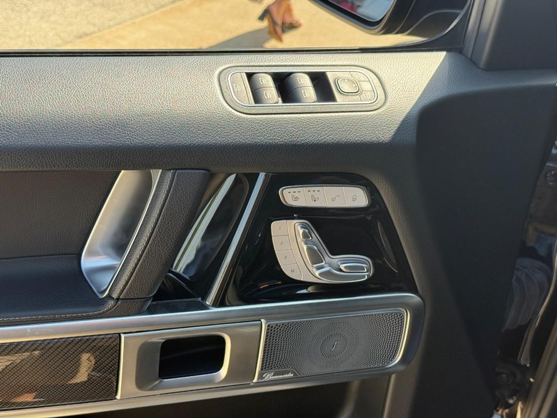 Mercedes-Benz G-Class Vehicle Full-screen Gallery Image 16