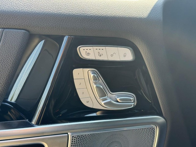 Mercedes-Benz G-Class Vehicle Full-screen Gallery Image 17