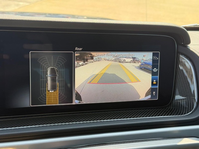 Mercedes-Benz G-Class Vehicle Full-screen Gallery Image 22