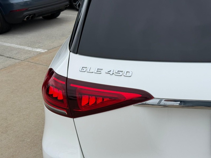 Mercedes-Benz GLE Vehicle Full-screen Gallery Image 9