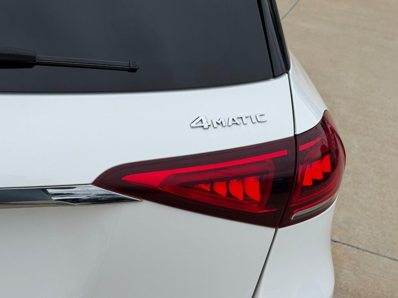 Mercedes-Benz GLE Vehicle Full-screen Gallery Image 10