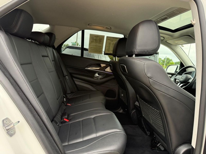 Mercedes-Benz GLE Vehicle Full-screen Gallery Image 11