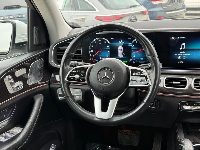 Mercedes-Benz GLE Vehicle Full-screen Gallery Image 13