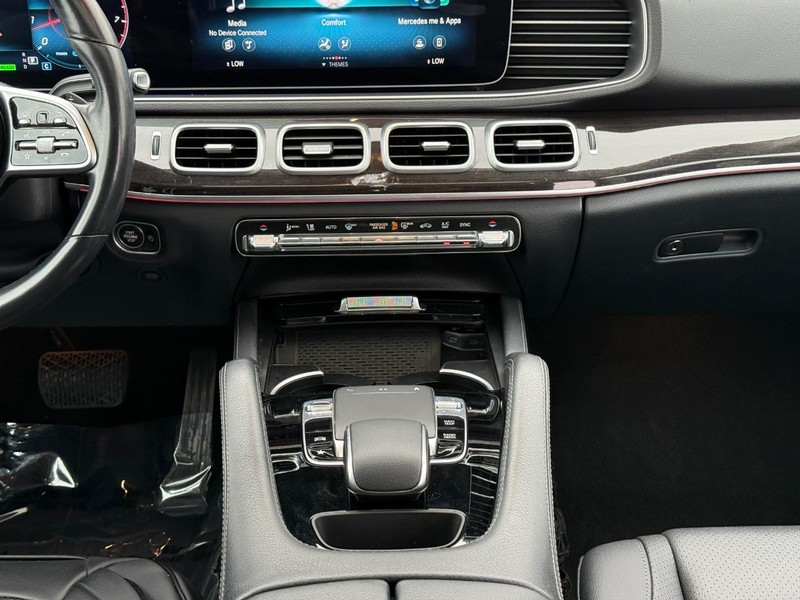 Mercedes-Benz GLE Vehicle Full-screen Gallery Image 15