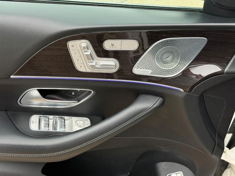 Mercedes-Benz GLE Vehicle Full-screen Gallery Image 16