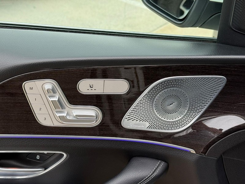 Mercedes-Benz GLE Vehicle Full-screen Gallery Image 17