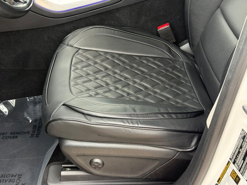 Mercedes-Benz GLE Vehicle Full-screen Gallery Image 18