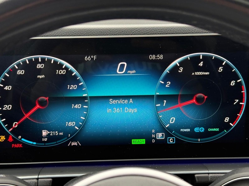 Mercedes-Benz GLE Vehicle Full-screen Gallery Image 21