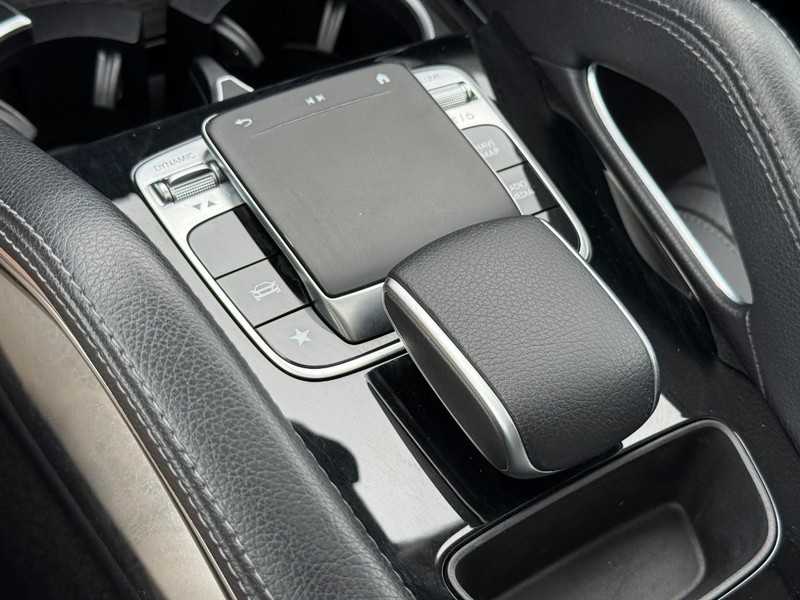 Mercedes-Benz GLE Vehicle Full-screen Gallery Image 22