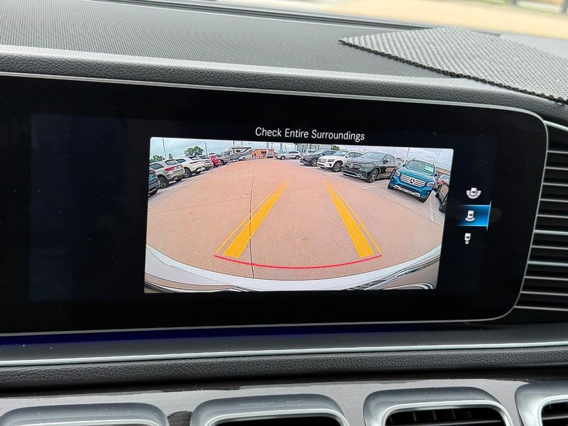 Mercedes-Benz GLE Vehicle Full-screen Gallery Image 23