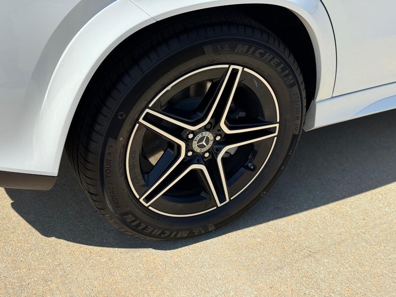 Mercedes-Benz GLE Vehicle Full-screen Gallery Image 4