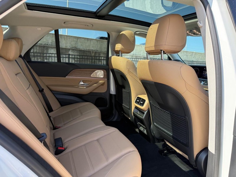 Mercedes-Benz GLE Vehicle Full-screen Gallery Image 5