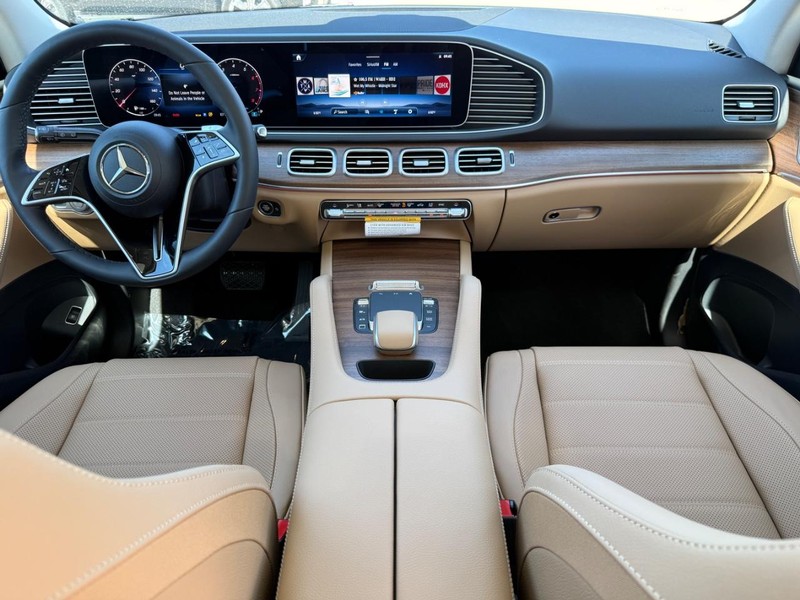 Mercedes-Benz GLE Vehicle Full-screen Gallery Image 6