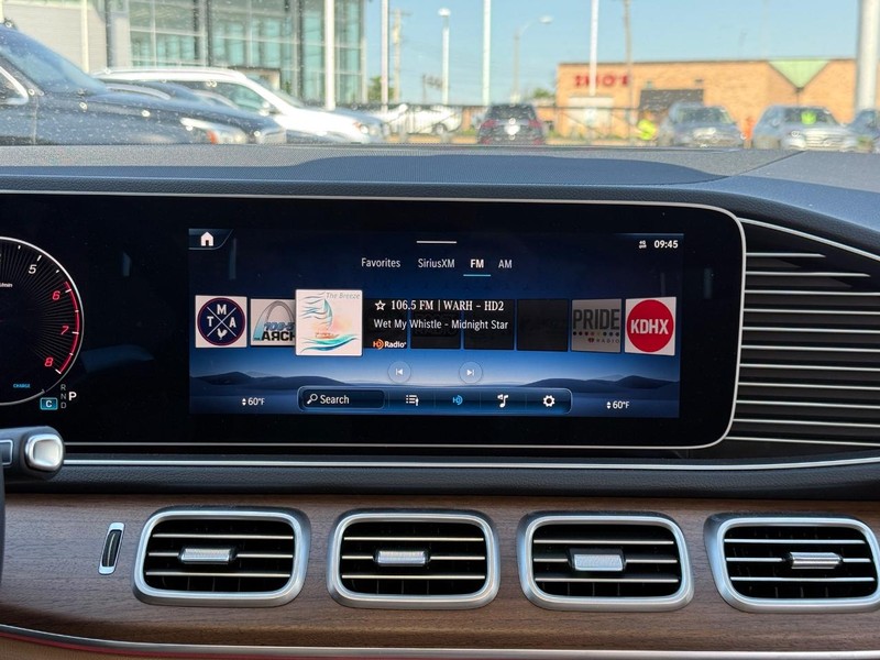 Mercedes-Benz GLE Vehicle Full-screen Gallery Image 8