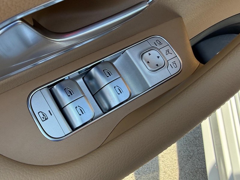 Mercedes-Benz GLE Vehicle Full-screen Gallery Image 10
