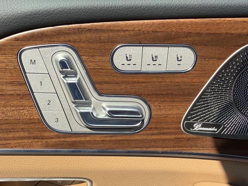 Mercedes-Benz GLE Vehicle Full-screen Gallery Image 11