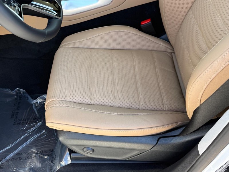 Mercedes-Benz GLE Vehicle Full-screen Gallery Image 13