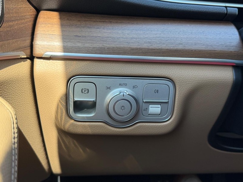 Mercedes-Benz GLE Vehicle Full-screen Gallery Image 14