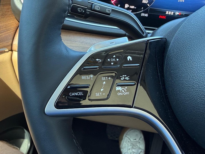 Mercedes-Benz GLE Vehicle Full-screen Gallery Image 15