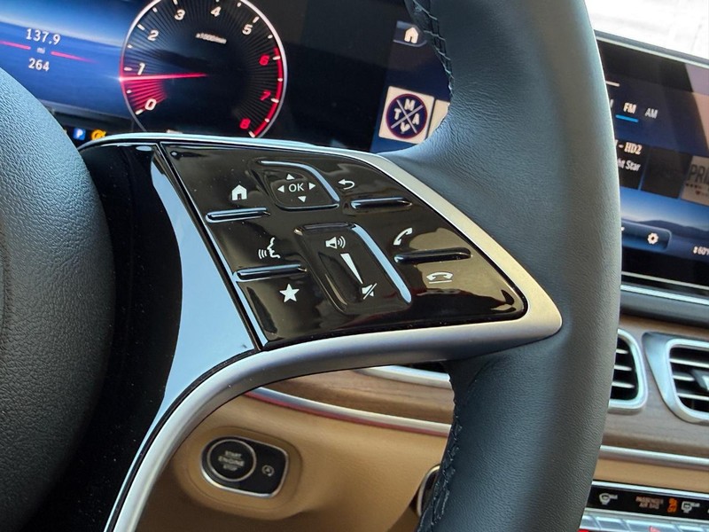 Mercedes-Benz GLE Vehicle Full-screen Gallery Image 16