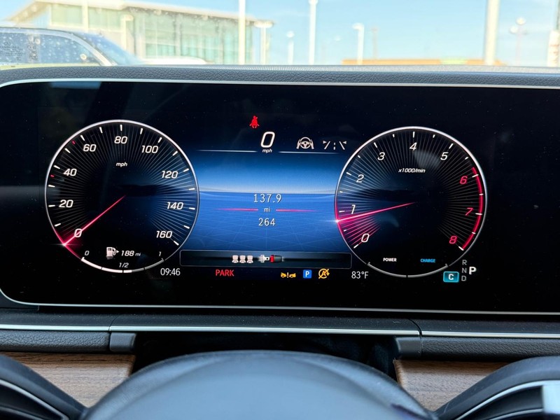 Mercedes-Benz GLE Vehicle Full-screen Gallery Image 17