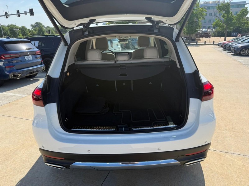 Mercedes-Benz GLE Vehicle Full-screen Gallery Image 8