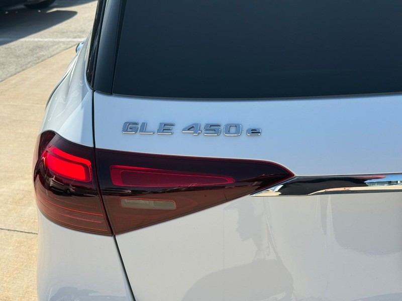 Mercedes-Benz GLE Vehicle Full-screen Gallery Image 10