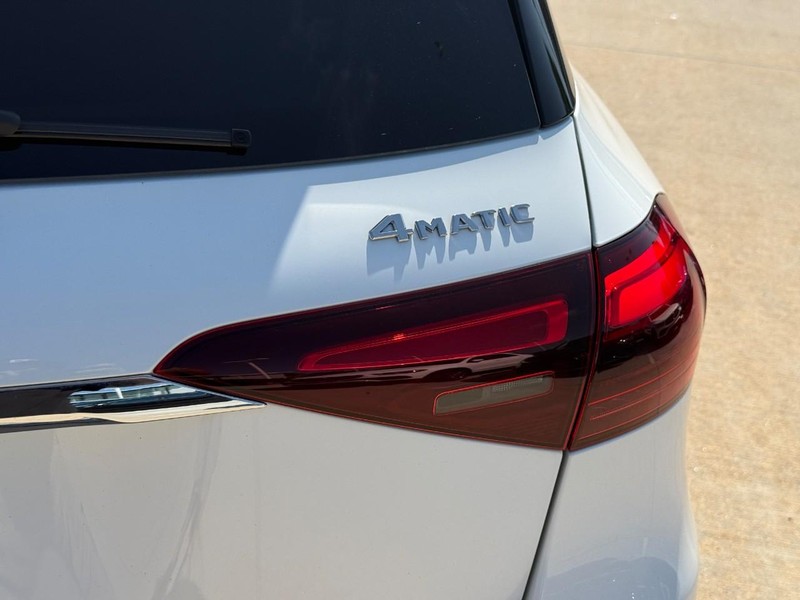 Mercedes-Benz GLE Vehicle Full-screen Gallery Image 11