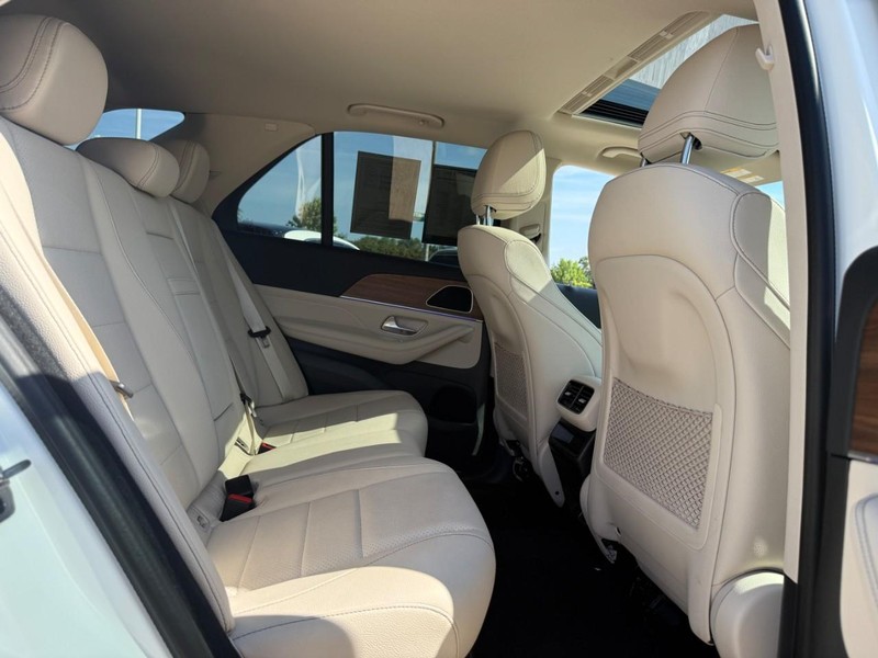 Mercedes-Benz GLE Vehicle Full-screen Gallery Image 12
